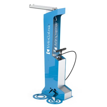 Station Gonflage Design - pompe de gonflage pneu manuelle extérieure design et personnalisable Pompe de gonflage pneu manuelle équipée d'un manomètre prévue pour une installation à l'intérieur ou à l'extérieur des bâtiments. Design avec sa platine en forme de cycliste. Possibilité de la personnaliser tant dans le choix de la couleur qu'au niveau du logo ! Station 2 en 1 "Tout En Un" - borne de gonflage et réparation - 22 outils + Design