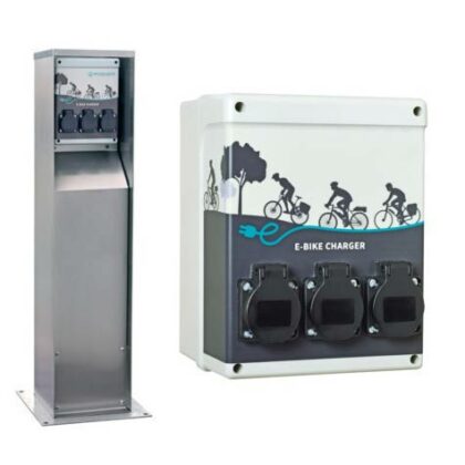 Velec Mono - support et station recharge extérieure 1 vélo électrique Le garage à vélo Velec Mono est à la fois un support 1 vélo anti chute et sécurisé, mais aussi une station de recharge extérieure grâce à sa prise électrique étanche IP55 installée dans le boitier de sécurisation. Ce dernier facilite le rangement et la protection du chargeur relié à la batterie restée sur le vélo. Le Velec Mono permet donc une recharge en extérieur des vélos électriques avec batterie amovible ou non. Existe aussi en version sans boitier pour chargeur de batterie : VelOne. bloc prises exterieures vae
